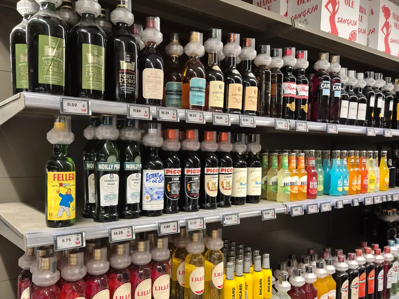 Rayon d’apéritifs équipé de Lockap sur chaque étagère